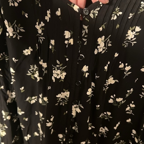 Old Navy Floral Shift Dress - Picture 3 of 7